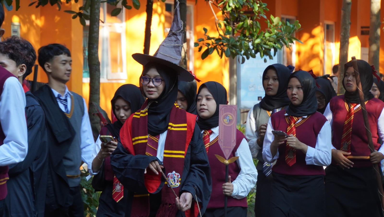 Kreativitas peserta karnaval saat melaksanakan parade di Jalan Ahmad Yani, Kepanjen, Selasa (12/8/2025). (Istimewa)