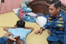 Siswa SD di Lamongan Tantrum Rusak Isi Rumah, Orang Tua Panggil Damkar 12 Petugas Damkar sedang membujuk anak yang merusak rumahnya sendiri.