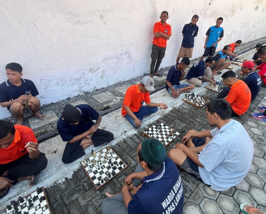 Napi dan tahanan mengikuti lomba catur dan voli