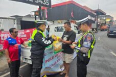Satlantas Polres Batu Gulirkan Gerakan Pangan Murah, 1 Ton Beras SPHP Diserbu Warga di Enam Titik 4 Satlantas Polres Batu Gulirkan Gerakan Pangan Murah, 1 Ton Beras SPHP Diserbu Warga di Enam Titik