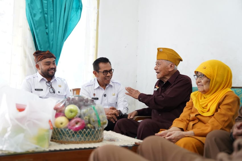 Wali Kota Batu Sambangi Pahlawan Sepuh, Janji Tambah Tali Asih dan Layanan Kesehatan Maksimal