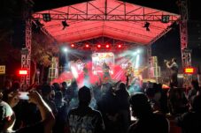 Suasana konser musik rock bertajuk “Kita Indonesia Rock in Carlos 2025” di rest area Karangploso, Kabupaten Malang, Kamis (14/8/2025). (Foto: Roni Waluyo/ tagarjatim.id)