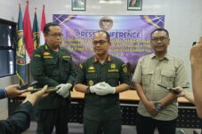 Kepala Karantina Jatim, Hari Yuwono Ady saat menjelaskan duduk perkara pelanggaran kekarantinaan hewan yang berhasil diungkap, Kamis (14/8/2025).