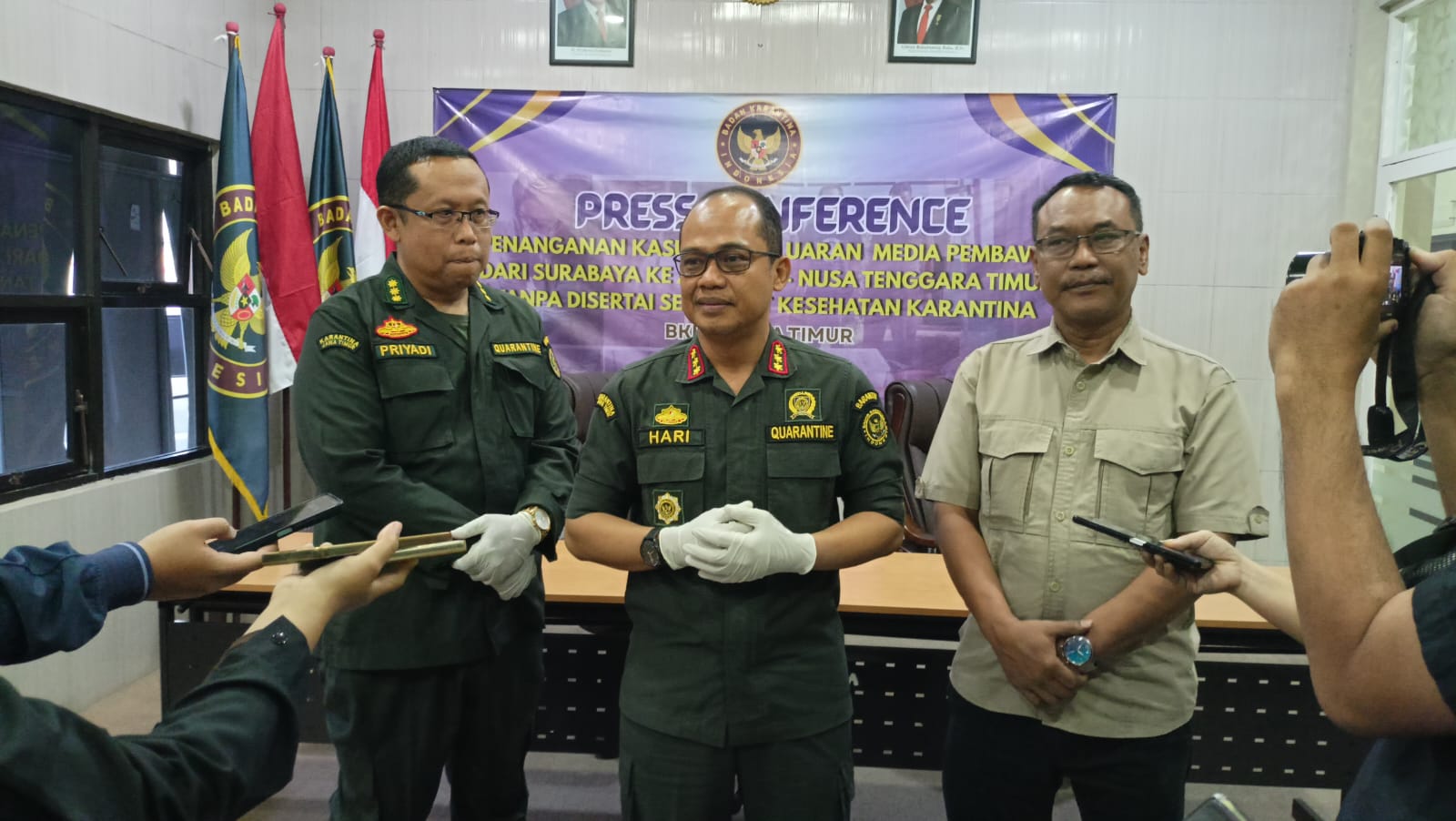 Kepala Karantina Jatim, Hari Yuwono Ady saat menjelaskan duduk perkara pelanggaran kekarantinaan hewan yang berhasil diungkap, Kamis (14/8/2025).