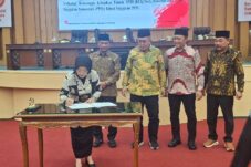 Pemkab dan DPRD Kabupaten Malang Sepakat APBD 2026 Naik 115,14 Miliar 15 Penandatanganan nota kesepahaman antara Bupati Malang dengan Pimpinan DPRD Kab. Malang dan saat rapat paripurna, Kamis (14/8/2025) (Foto: Abdullah/tagarjatim.id)