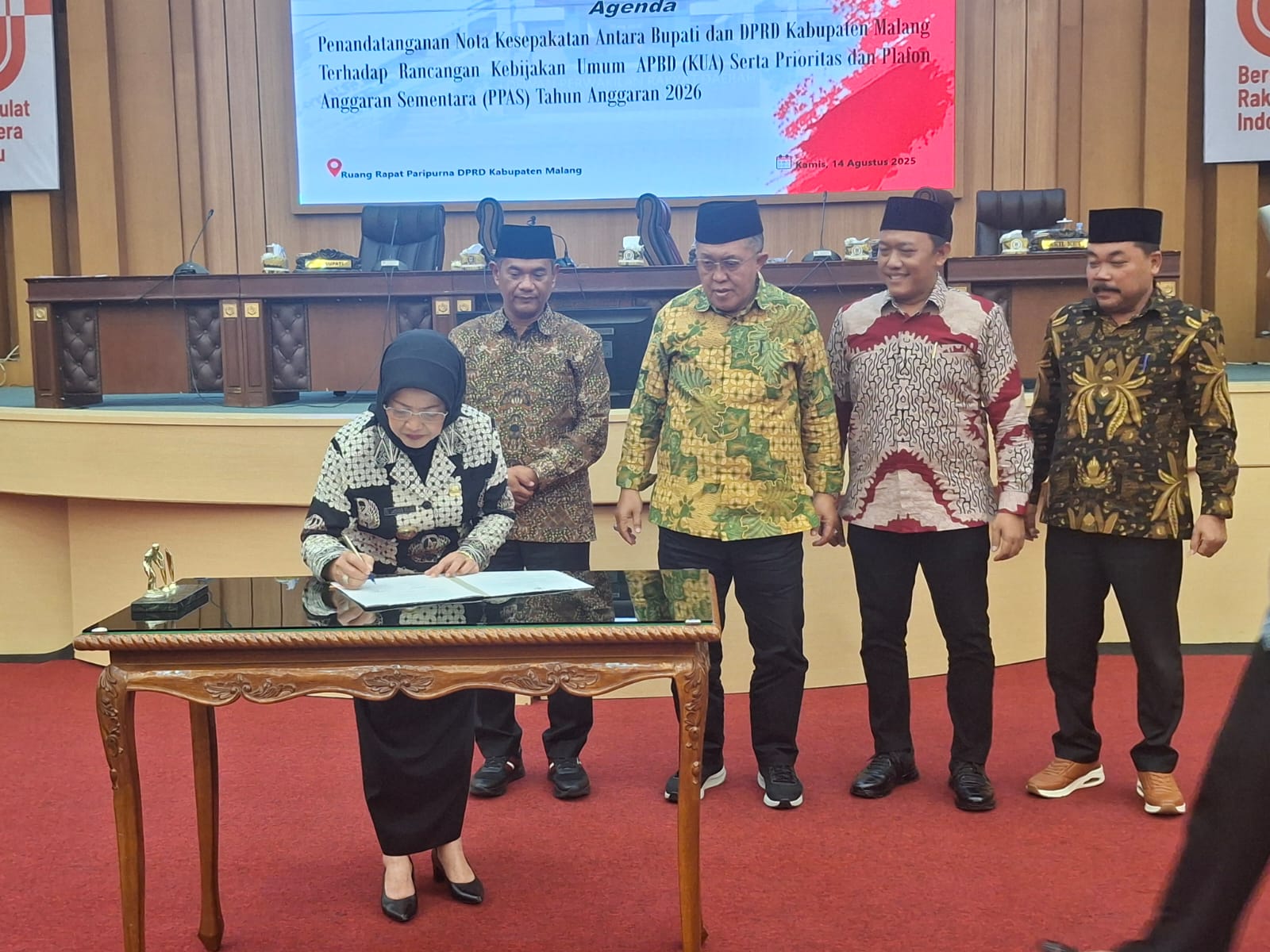Penandatanganan nota kesepahaman antara Bupati Malang dengan Pimpinan DPRD Kab. Malang dan saat rapat paripurna, Kamis (14/8/2025) (Foto: Abdullah/tagarjatim.id)