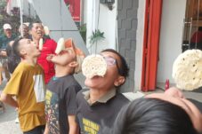 Kemeriahan "Mendadak Lomba" yang diikuti sejumlah jurnalis bersama owner Guna Bangun Perkasa. Berbagai lomba ketangkasan asah rasa kompetisi. (Foto: Fajar Nusantara / Tagarjatim.id)