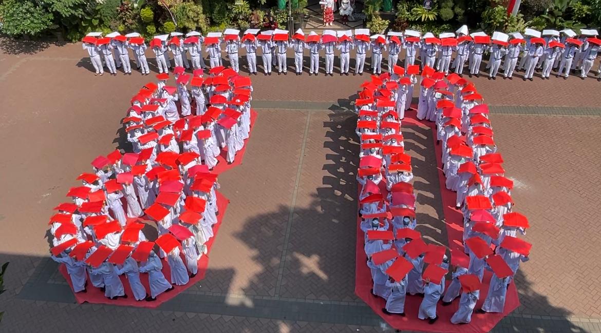 Papermob karya siswa siswi MAN 1 Kota Malang memperingati HUT RI ke 80 (Roni Waluyo/ Tagarjatim.id)