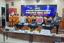 Kasatresnarkoba Polres Malang Iptu Richy Hermawan bersama Kasihumas Polres Malang AKP Bambang Subinajar mununjukkan barang bukti narkoba hasil sitaan kepada awak media, Rabu (20/8/2025). (Foto: Abdullah/tagarjatim.id)