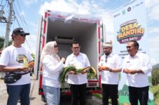 PELNI Tetapkan Pandanrejo Batu Jadi Desa Mandiri, Petani Lokal Suplai Sayur untuk Kapal Penumpang 2 Jajaran Direksi PT. PELNI bersama Wali Kota Batu Nurochman, dan Wakil Wali Kota Batu, Heli Suyanto meresmikan Desa Pandanrejo sebagai Desa Mandiri.