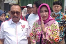 Wakil Walikota Surabaya Armuji dan Wakil Bupati Sidoarjo Mimik Idayana saat hendak mediasi di Sedati, Kamis (21/8/2025).