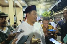 Bupati Sidoarjo Subandi usai menghadiri pelantikan BPD di Kecamatan Taman. (Foto : Eleanor)