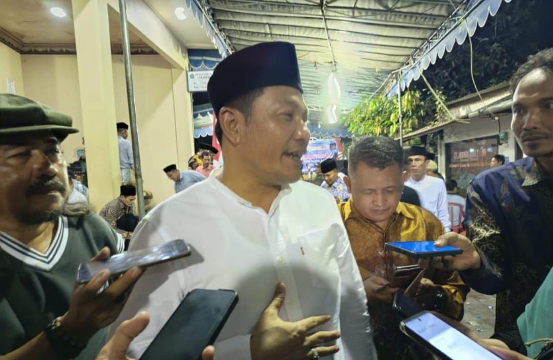 Bupati Sidoarjo Subandi usai menghadiri pelantikan BPD di Kecamatan Taman. (Foto : Eleanor)