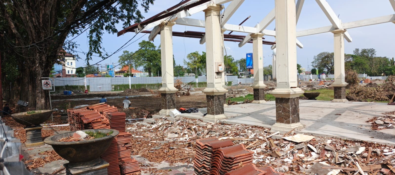 Kondisi terkini proyek revitalisasi alun - alun Sidoarjo, Minggu (24/8/2025). (Foto : Eleanor)