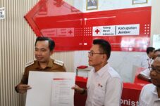 Bupati Jember, Muhammad Fawait (kiri) saat menyerahkan SK penunjukan Plt Ketua PMI Jember kepada Zainollah. (Foto: Adi Permana/ tagarjatim.id)