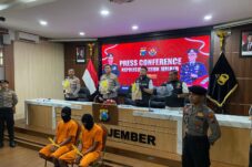 Dua nelayan pelaku pembunuhan saat dihadirkan dalam jumpa pers yang digelar di Mapolres Jember. (Foto: Istimewa)