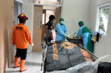 Jenasah pemancing asal Kalitengah Panggungrejo, dievakuasi oleh tim gabungan polsek panggungrejo, BPBD dan warga (Novianto, tagarjatim.id)