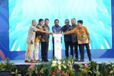Wali Kota Batu, Nurochman bersama Wakil Wali Kota Batu, Heli Suyanto didampingi Presiden IIBF, Heppy Trenggono beserta petinggi IIBF membuka acara Silatnas IIBF ke-16 di Kota Batu.