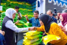Gubernur Jatim, Khofifah Indar Parawansa saat menyelenggarakan pasar murah di Kota Malang.