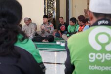 Ikut Berduka, Ratusan Ojol dan Polisi di Gresik Gelar Sholat Gaib & Doa Bersama untuk Almarhum Affan