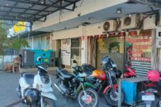 Suasana tampak depan hotel yang diduga jadi tempat TPPO di Surabaya, Minggu (3/8/2025). (Foto : Eleanor)