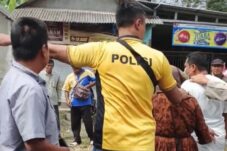 Dua kakak beradik paruh baya pelaku pencurian di toko baju di Jember saat diamankan polisi dari amukan massa. (Istimewa/