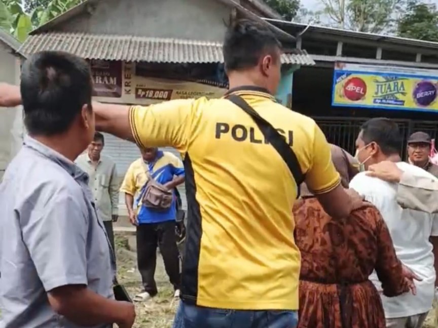 Dua kakak beradik paruh baya pelaku pencurian di toko baju di Jember saat diamankan polisi dari amukan massa. (Istimewa/