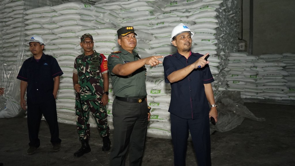 Tinjau Pabrik Gula Kebon Agung, Danrem 083/Baladhika Jaya Tegaskan Komitmen Kedaulatan Pangan 10 Kolonel lnf Kohir, Komandan Korem 083/Baladhika Jaya tegaskan komitmen dalam wujudkan ketahanan pangan nasional. (Foto Dok Penrem)