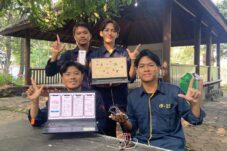 Mahasiswa UMM menunjukkan kacamata pintar hasil karyanya (Dok Humas UMM)