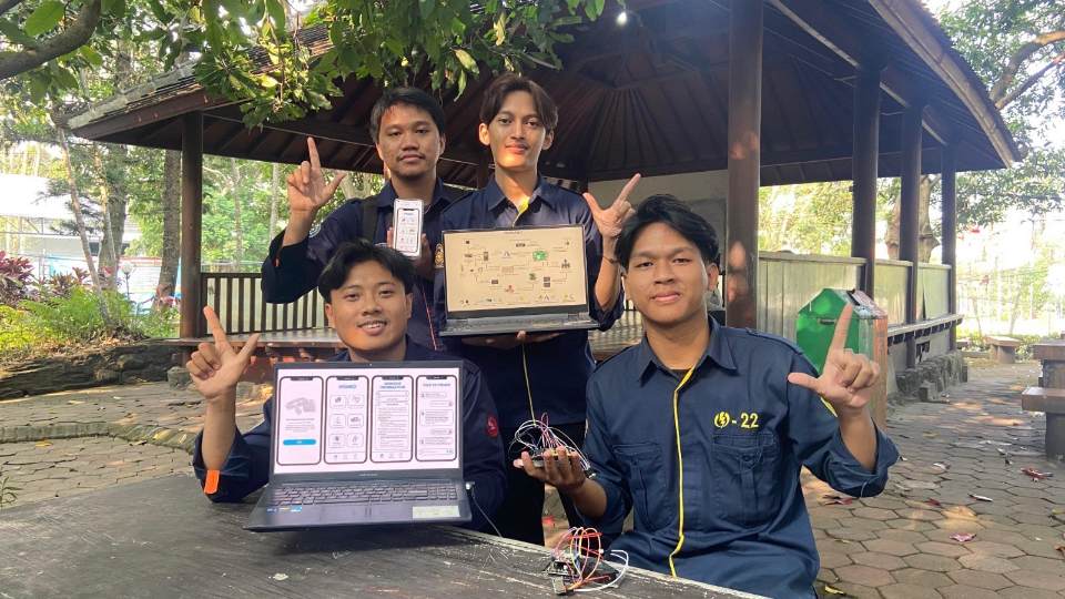 Mahasiswa UMM menunjukkan kacamata pintar hasil karyanya (Dok Humas UMM)