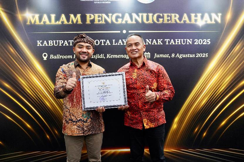 Wakil Wali Kota Batu, Heli Suyanto mewakili Pemerintah Kota Batu saat menerima Penghargaan Kota Layak Anak.