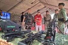 Komisaris PT ACA mendengarkan penjelasan perihal peralatan tempur yang dipamerkan oleh Prajurit Divif 2 Kostrad (10/8/2025) (Foto: Abdullah/tagarjatim.id)