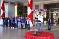 Wali Kota Batu Ajak ASN Jalankan Semangat Arema dalam Pelayanan Publik 13 Wali Kota Batu, Nurochman memimpin apel pagi di Balai Kota Among Tani Kota Batu yang diikuti seluruh ASN Pemkot Batu dengan menggunakan atribut Arema.