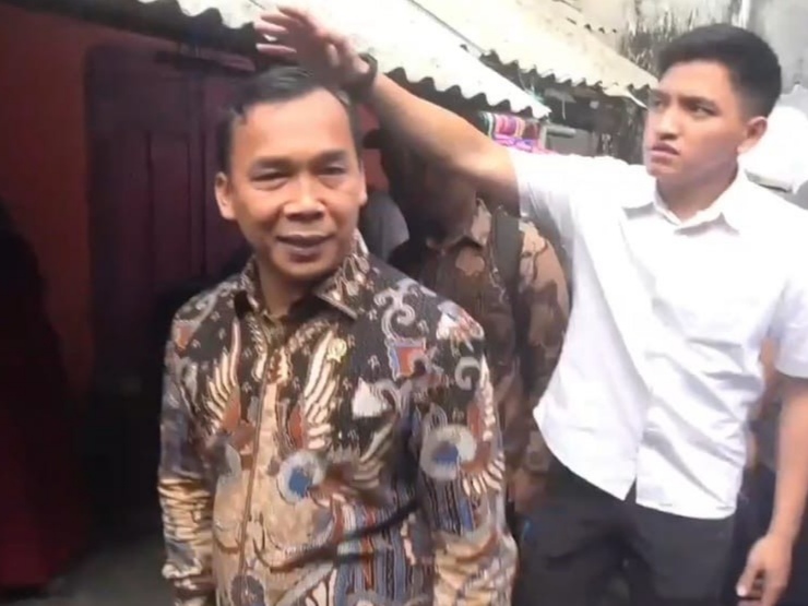 Menteri Kependudukan dan Pembangunan Keluarga/Kepala Badan Kependudukan dan Keluarga Berencana Nasional (BKKBN) Wihaji saat meninjau rumah keluarga berisiko stunting (KRS) di Kecamatan Klojen Kota Malang, Selasa 12 Agustus 2025.(dixs fibrian/ tagarjatim.id)