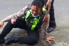 Anggota Lantas Polres Blitar Terkapar Ditabrak Mobil saat Razia 15 Tangkapan layar anggota polantas yang menjadi korban tabraklari di jalan raya Blitar Malang, Desa Duren Kecamatan Talun