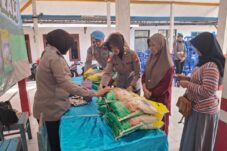 Polres Malang Gelar Bazar Murah, 5 Ton Beras Ludes Diserbu Warga 10 Petugas dari Polres Malang melayani penjualan beras murah pada masyarakat (12/8/2025) (Foto: Abdullah/ tagarjatim.id)