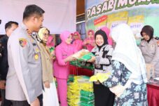 Polres Malang Gelar Gerakan Pangan Murah, 23,7 Ton Beras Ludes Terjual 14 Kapolres Malang AKBP Danang Setiyo P.S., melayani masyarakat yang melakukan pembelian paket beras SPHP ukuran 5 kilogram (14/8/2025) (Istimewa)