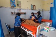 Pihak puskesmas memberikan bingkisan kepada ibu bayi yang lahir pada peringatan Hari Kemerdekaan RI ke 80 di Lamongan (Sapari/ Tagarjatim.id)