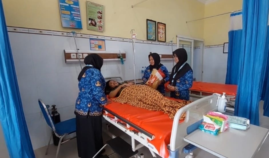 Pihak puskesmas memberikan bingkisan kepada ibu bayi yang lahir pada peringatan Hari Kemerdekaan RI ke 80 di Lamongan (Sapari/ Tagarjatim.id)