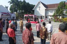 Ratusan warga lintas agama memadati halaman gereja kristen jawi wetan untuk mengikuti upacara hari ulang tahun RI ke 80. Dengan mengusung tema persatuan dalam kemajemukan. (Foto : Fajar Nusantara / Tagarjatim.id)