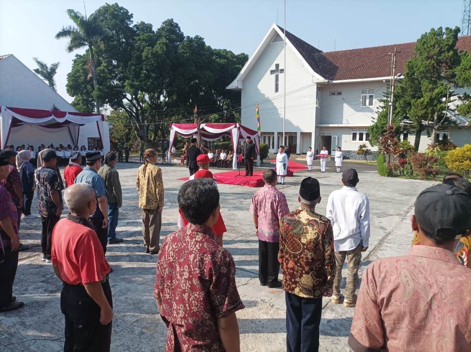 Ratusan warga lintas agama memadati halaman gereja kristen jawi wetan untuk mengikuti upacara hari ulang tahun RI ke 80. Dengan mengusung tema persatuan dalam kemajemukan. (Foto : Fajar Nusantara / Tagarjatim.id)