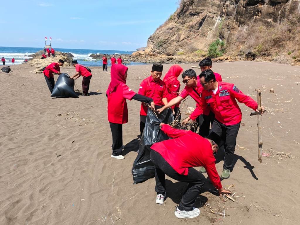Rayakan HUT RI ke 80, PDIP Jember Gelar Upacara dan Bersih Sampah di Pantai Watu Ulo 3 Bersih-bersih pantai yang digelar kader PDIP Jember untuk memperingati kemerdekaan Indonesia. (Adi Permana/ tagarjatim.id)