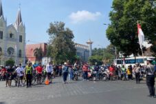 Ratusan pengendara di Kota Malang hormat ke Bendera Merah Putih saat detik-detik proklamasi (Tagarjatim.id/ Puput Hajarani)