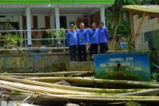 Direktur Perumda Tirta Kanjuruhan Kabupaten Malang, Haris Fadilah, saat meninjau sumber air (25/8/2025) (Istimewa)