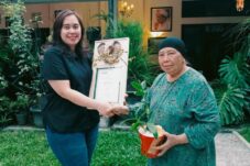 Perwakilan Tim Dody Christanto bersama Sautik selaku pemegang hak paten Anggrek GAJAH BARU dengan sertifikat dari Royal Horticultural Society (RHS) International (Istimewa)