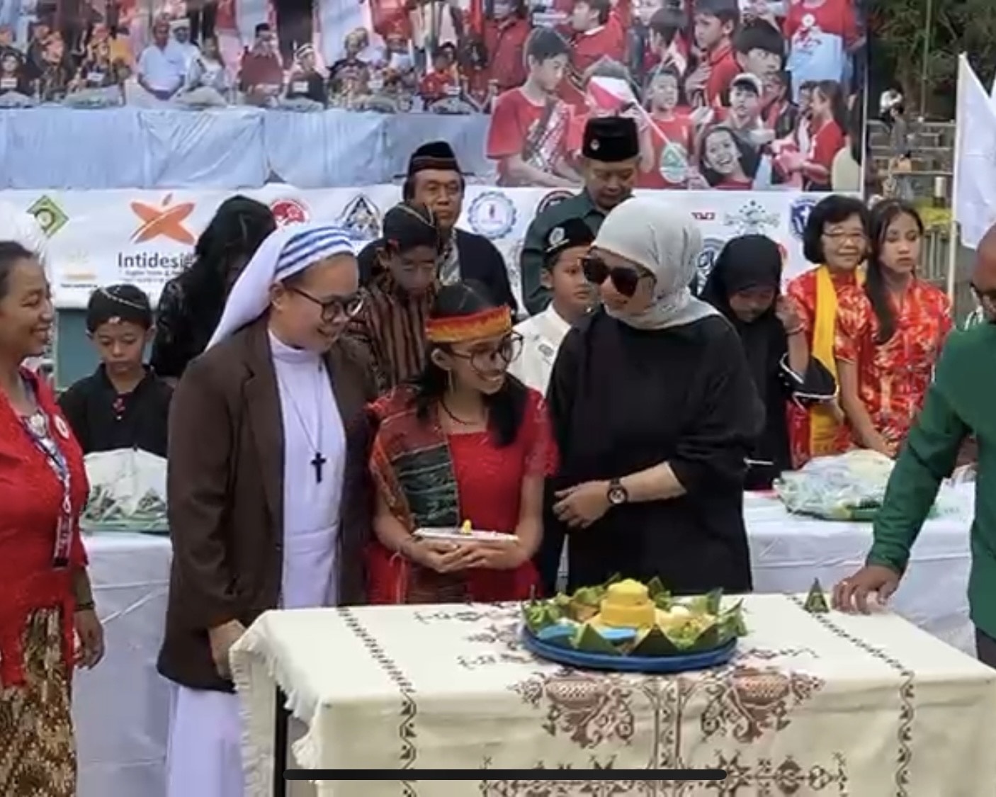 Jelang HUT ke-80 RI, FKAUB Kota Malang Gaungkan Toleransi Lewat Barikan Anak Nusantara 9 Ketua DPRD Kota Malang (kanan) Amithya Ratnanggani Sirnaduhita memotong tumpeng saat barikan anak nusantara di alun-alun Kota Malang (Roni Waluyo/ Tagarjatim.id)