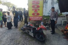 Motor PCX yang terlihat ringsek karena terlibat kecelakaan dengan mobil tronton dan mobil grand livina di jalur Pantura Babat-Lamongan, Sabtu (2/8/2025) sore.
