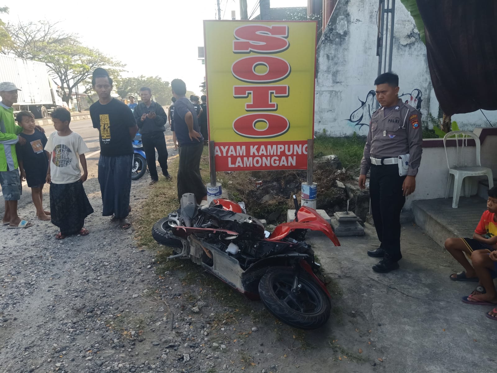 Motor PCX yang terlihat ringsek karena terlibat kecelakaan dengan mobil tronton dan mobil grand livina di jalur Pantura Babat-Lamongan, Sabtu (2/8/2025) sore.