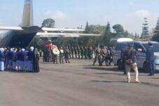 Jenazah almarhum Marsma Fajar Adriyanto diturunkan dari pesawat Hercules dan akan dibawa ke rumah duka dan dimakamkan di Kelurahan Kademangan, Kota Probolinggo, Senin 4 Agustus 2025.(foto: Tagarjatim.id)