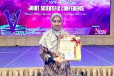 Dekan Fakultas Kedokteran Hewan (FKH) Universitas Brawijaya (UB), Drh. Dyah Ayu Oktavianie AP., M.Biotech., AP.Vet, peraih penghargaan Best Oral Presenter pada konferensi internasional bergengsi, 11th Asian Society of Veterinary Pathology (ASVP) – 16th Malaysian Association of Veterinary Pathology (MAVP) Joint Conference.(foto: Humas UB)